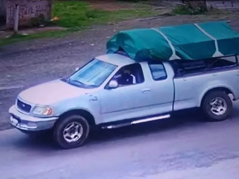 Roban camioneta a viejitos y los abandonan a media carretera