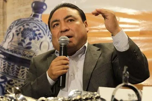 Evade edil de Amozoc cuestionamientos sobre huachicoleros y robos