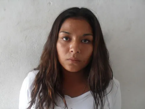 Detienen a joven mujer acusada de robo