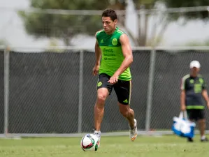 Llama ManU a Javier Hernández a pretemporada