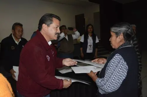 Reciben comerciantes de San Pedro Cholula títulos de concesión