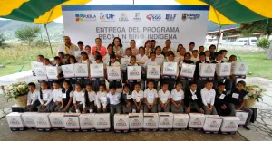 Más de 100 estudiantes de Zacapoaxtla y Libres reciben paquetes de “Beca un niño indígena”