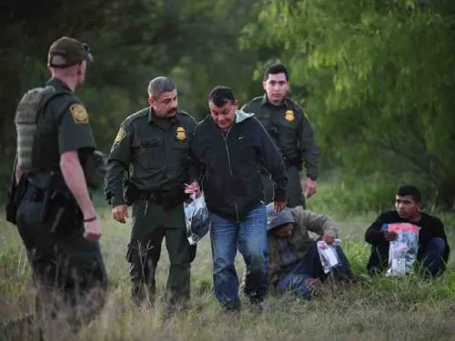 Detención de familias migrantes en EU alcanza cifras históricas