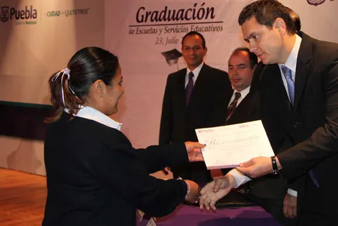 Más de 800 poblanos concluyen estudios en escuelas y servicios educativos del SMDIF