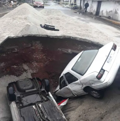 Socavón se traga dos vehículos en Ecatepec
