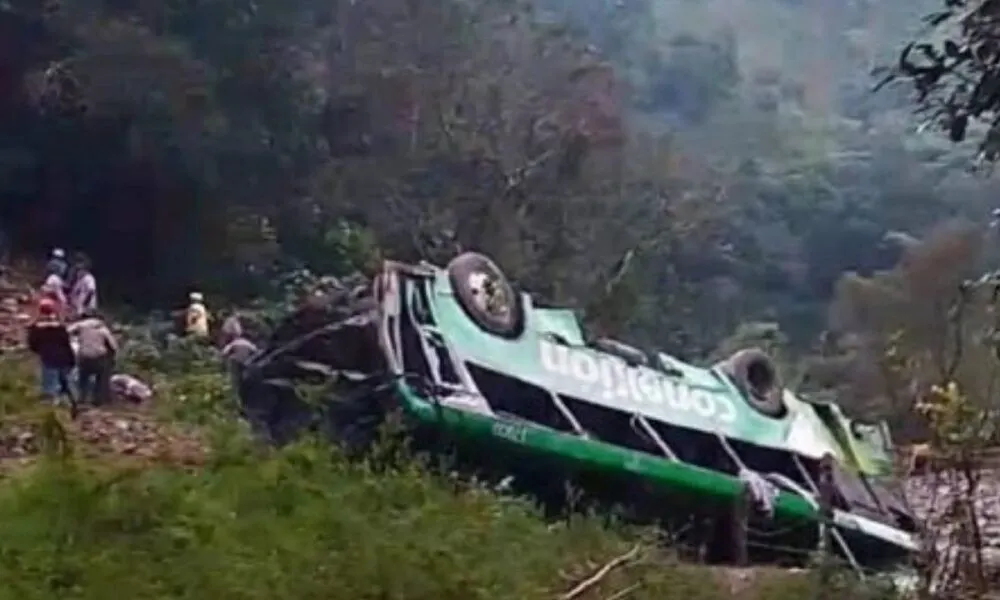 Vuelca autobús en Zontecomatlán, Veracruz: ocho muertos y 19 lesionados