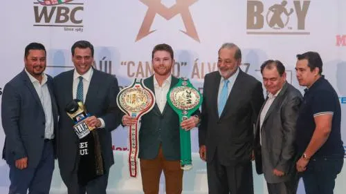Saúl “Canelo” Álvarez recibe el cinturón como campeón de peso medio del CMB