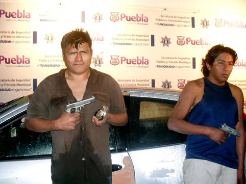 Policía detiene a dos sujetos por intento de robo a mano armada
