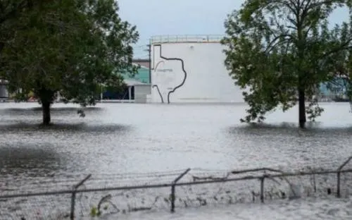 Planta de químicos en Houston afectada por Harvey registra explosiones