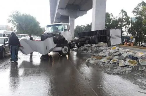 Tres accidentes en la México-Puebla como resultado de escombros por retiro de ciclovía