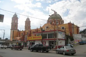 Desalojan a familias de Tlacotepec por desgajamiento de cerro