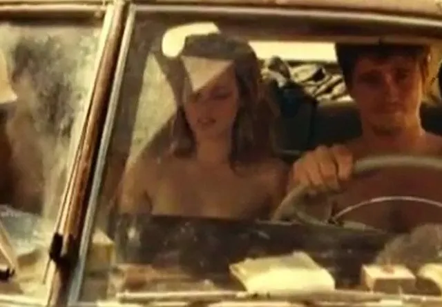 Kristen se desnuda en la carretera