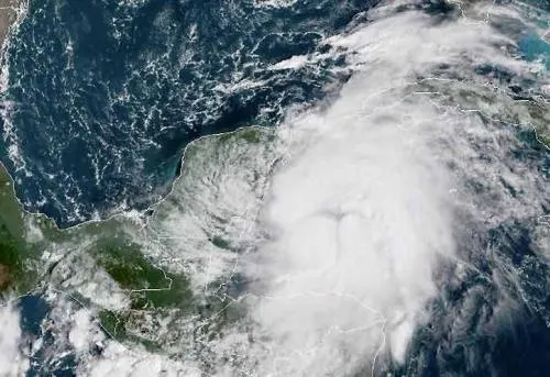 Suspenden clases en 3 municipios de QRoo por huracán “Michael”