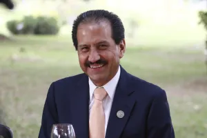 Esparza da la bienvenida a estudiantes