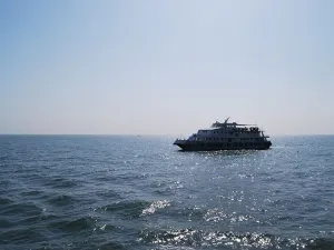 Rescatistas buscan ferry accidentado en Indonesia