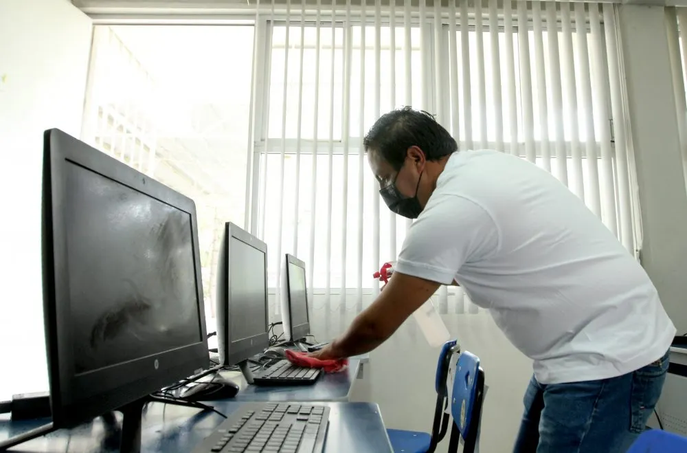 Realizan padres de familia y maestros jornadas de limpieza en escuelas
