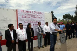 Néstor Camarillo inicia construcción de barda en escuela de San Simón