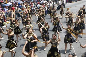 Miles desfilan en el 154 aniversario de la Batalla de Puebla