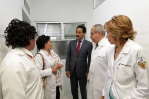 Entrega Alfonso Esparza material biológico para prácticas de anatomía