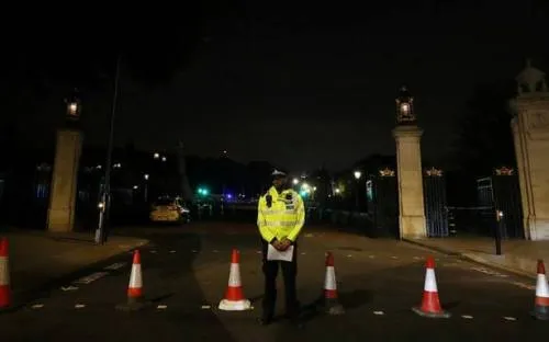 Hombre ataca a dos policías del Palacio de Buckingham