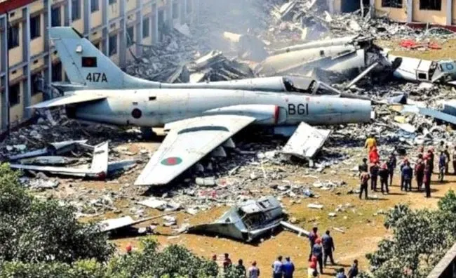 Avión militar se estrella en escuela de Bangladesh: 19 muertos y más de 160 heridos