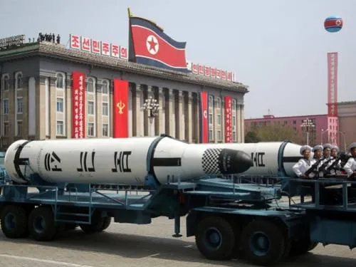 Presume Corea del Norte poderío militar en desfile anual