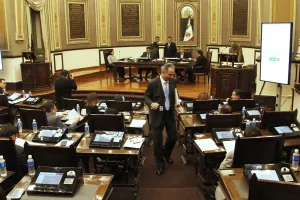En lo oscurito diputados se reúnen con edil acusado de malversación