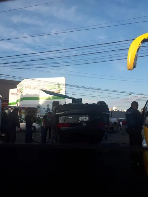 Pierde el control de su auto y vuelca en Circuito Juan Pablo II