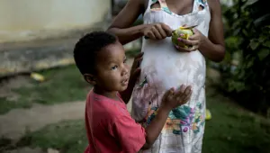 Recomienda Brasil a mujeres embarazadas no besar ante virus Zika