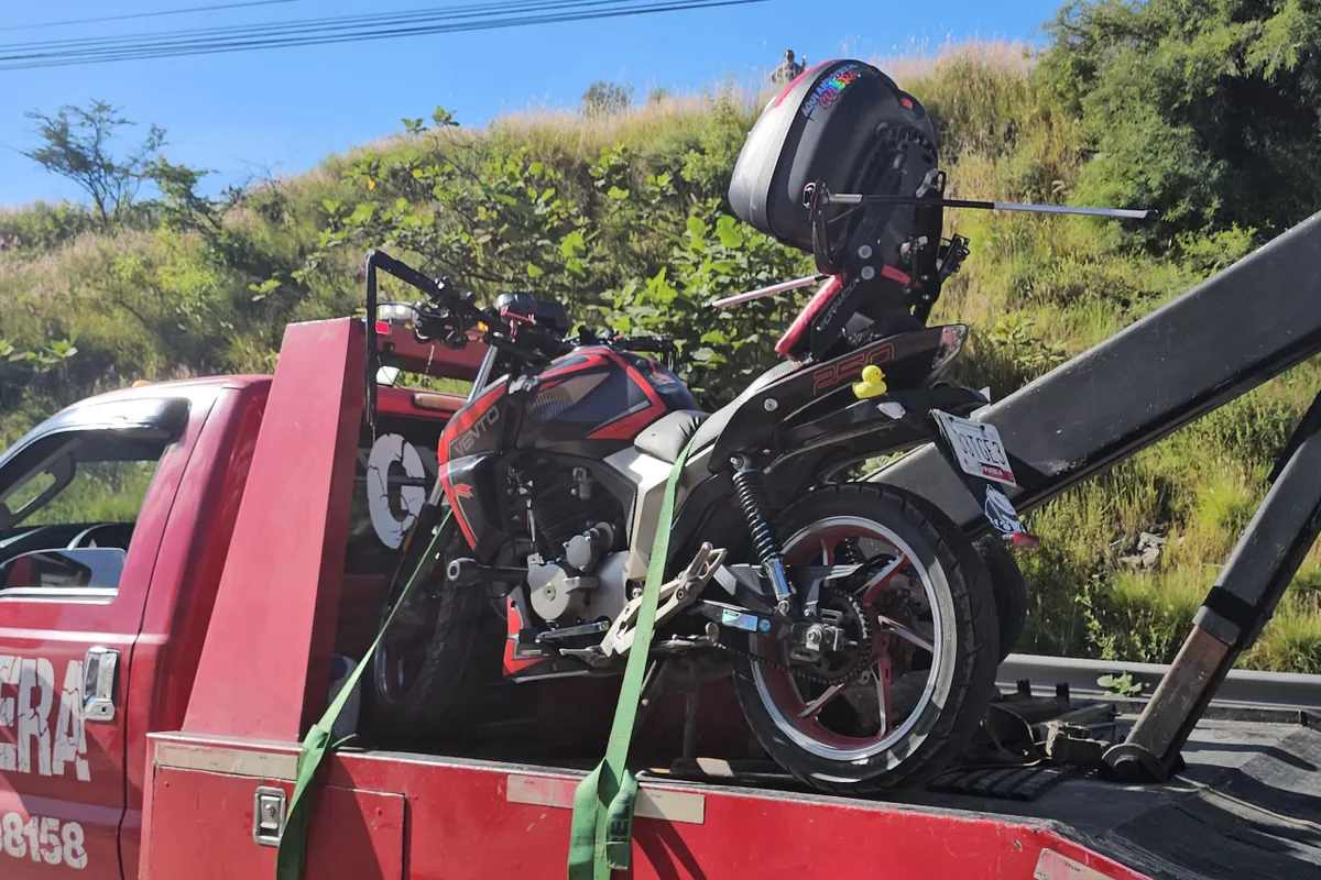 Motociclista resulta herido tras choque con pipa de gas en Periférico Ecológico