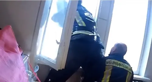 Bombero atrapa en el aire a mujer suicida que se arrojó de un cuarto piso