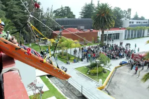 Bomberos enseñan a ingenieros cómo realizar rescates de altura