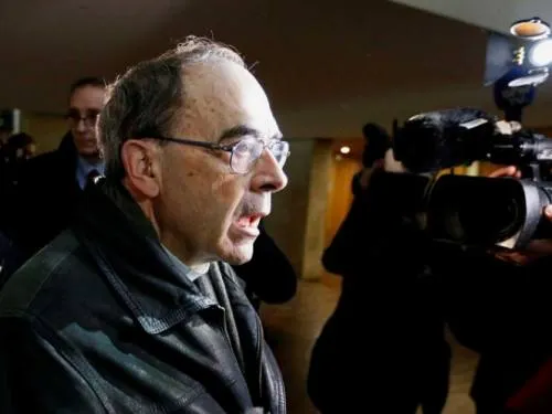 Francia juzga a cardenal acusado de encubrir pederastia