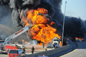 Estalla pipa con petróleo en autopista de EEUU