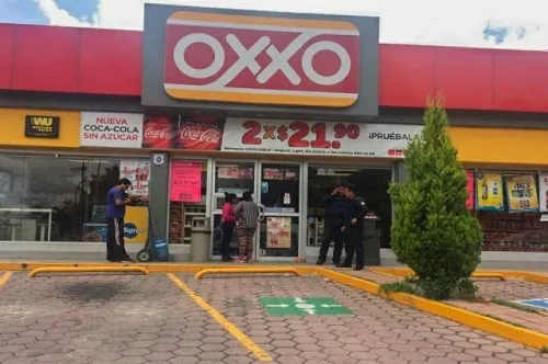 Hombres armados asaltan tienda Oxxo en Avenida Tlaltepango