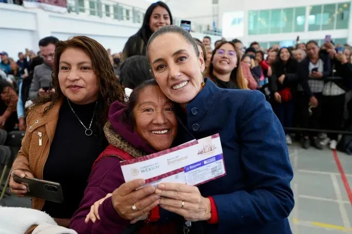 Entrega de tarjetas Pensión Mujeres Bienestar