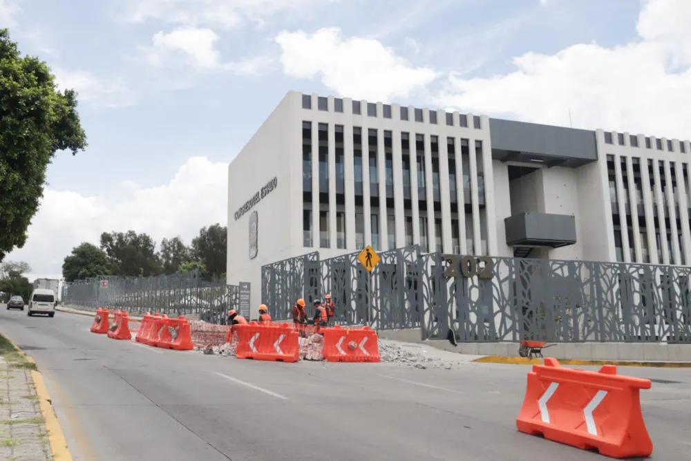 Instalan topes frente al Congreso de Puebla en Calzada Zaragoza; automovilistas piden retirarlos