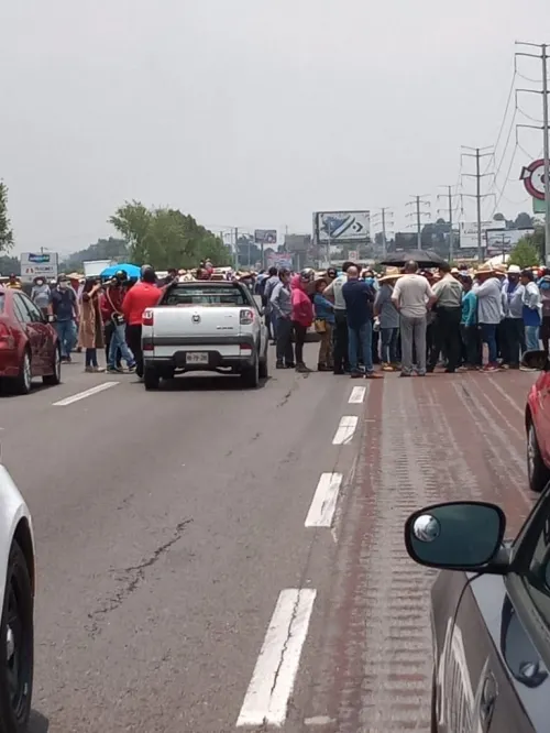 Pobladores de Santa María Coronango cerraron la autopista Puebla-México