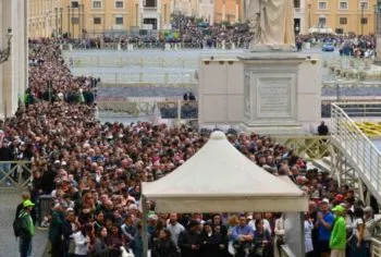 Multitudes despiden al papa Francisco en la basílica de San Pedro