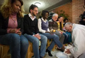 Papa Francisco lava pies de reclusos