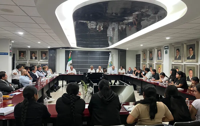 Gobierno de Puebla instala mesa de acuerdos con normalistas de Teteles
