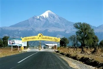 Pobladores de Tlachichuca golpean a ministeriales