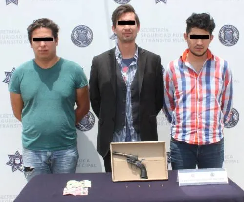 Detuvo policía municipal de Puebla a tres personas por posesión ilegal de arma de fuego y cohecho