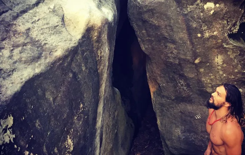 chico parado en medio de la montaña