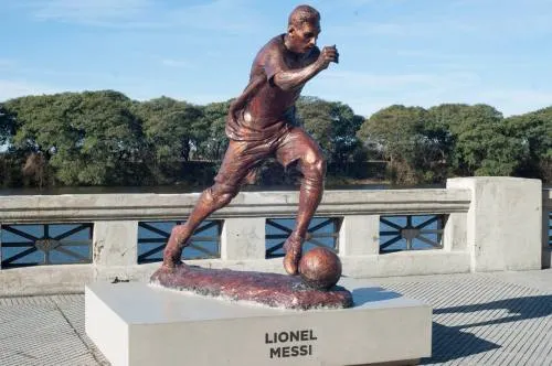 Le cortaron las piernas a la estatua de Messi en Buenos Aires