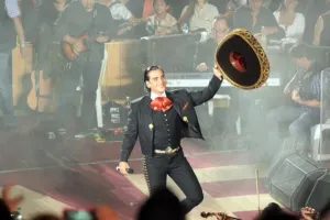 Pone Alejandro Fernández a cantar a todo el Palenque