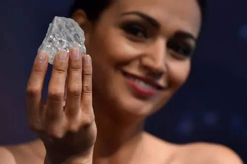 Venden el mayor diamante bruto del mundo por 53 millones de dólares