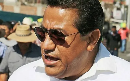 Detienen a exlíder de la CNTE por “tocamientos” a pasajera de autobús