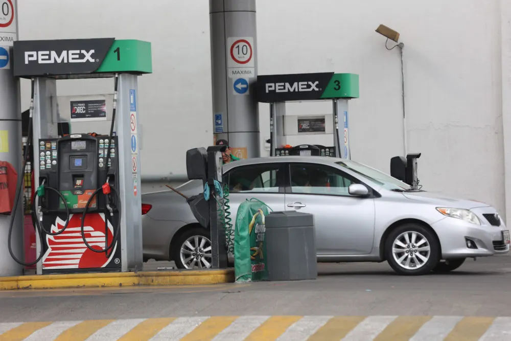 Reportan escasez de gasolina en Puebla y Tlaxcala por impago de Pemex
