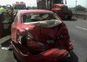 Sufre aparatoso accidente carretero candidata petista